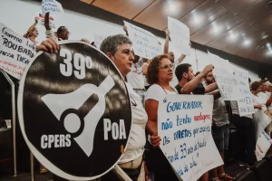 Professores e servidores protestam durante discurso do governador Eduardo Leite na Assembleia Legislativa 
