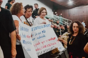 Professores e servidores protestam durante discurso do governador Eduardo Leite na Assembleia Legislativa 