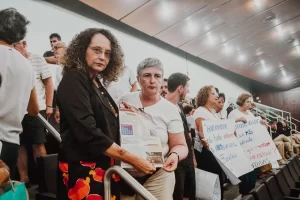 Professores e servidores protestam durante discurso do governador Eduardo Leite na Assembleia Legislativa 