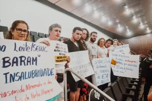 Professores e servidores protestam durante discurso do governador Eduardo Leite na Assembleia Legislativa 