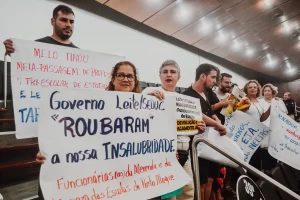Professores e servidores protestam durante discurso do governador Eduardo Leite na Assembleia Legislativa 
