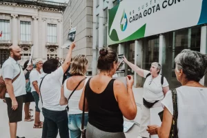 Professores e servidores protestam durante discurso do governador Eduardo Leite na Assembleia Legislativa 