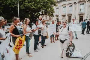 Professores e servidores protestam durante discurso do governador Eduardo Leite na Assembleia Legislativa 