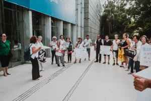 Professores e servidores protestam durante discurso do governador Eduardo Leite na Assembleia Legislativa 