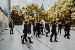 Professores e servidores protestam durante discurso do governador Eduardo Leite na Assembleia Legislativa 